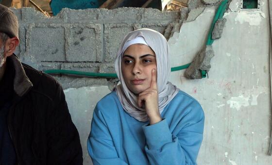 في حي الشيخ رضوان، شمالي مدينة غزة، تعيش ليان أبو قوسة (16 عاما) -المصابة بالتوحد- مع عائلتها داخل أنقاض منزلهم المدمر، في ظل ظروف تقول عائلتها إنها قد فاقمت التحديات اليومية المرتبطة بحالتها الصحية.